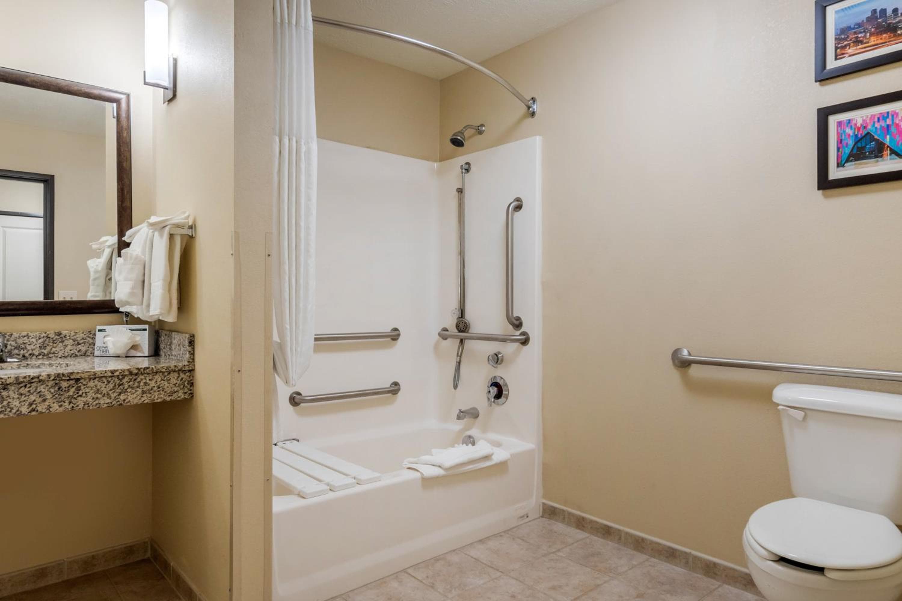 Comfort Suites Speedway - Kansas City