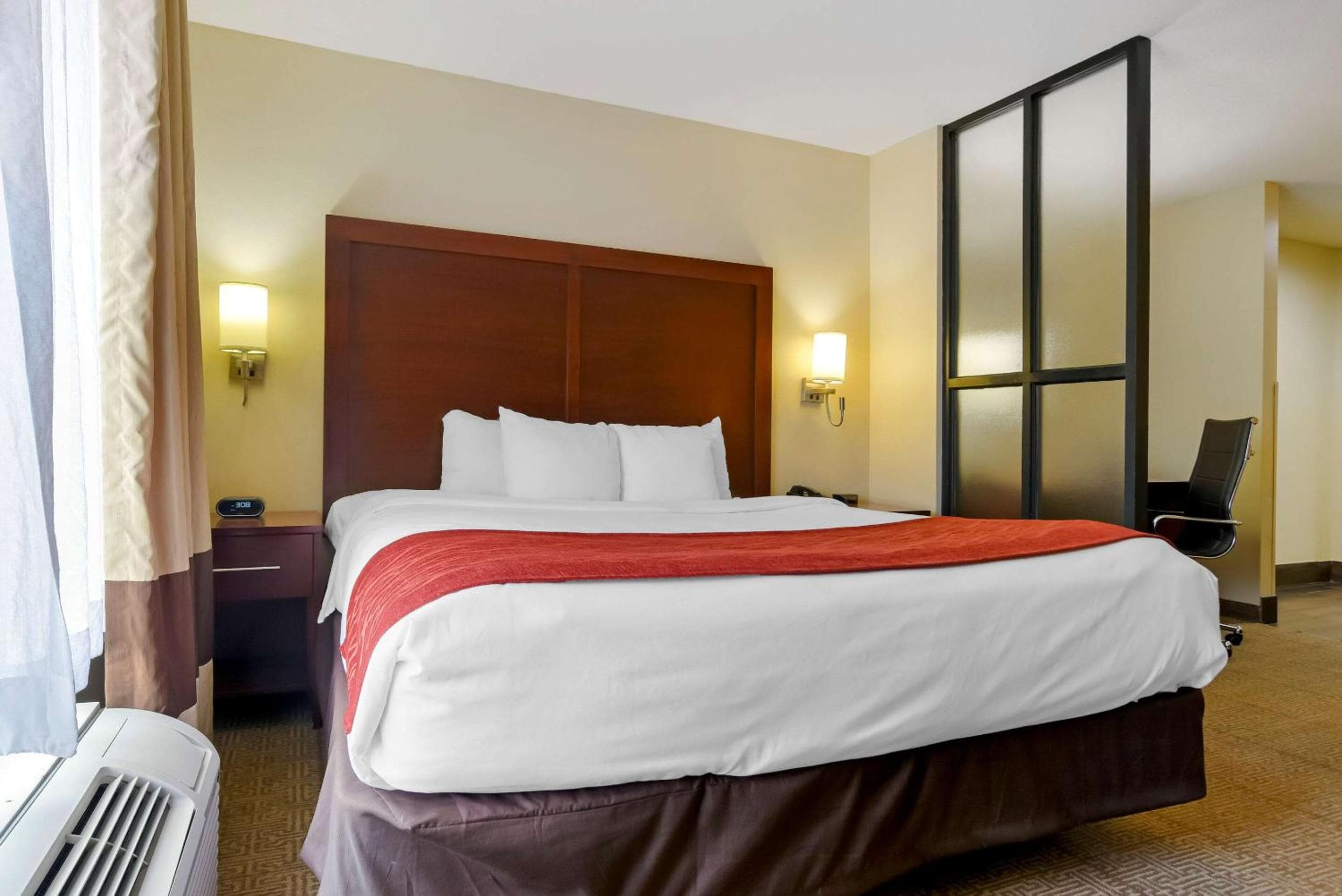 Comfort Suites Fultondale I-65 near I-22