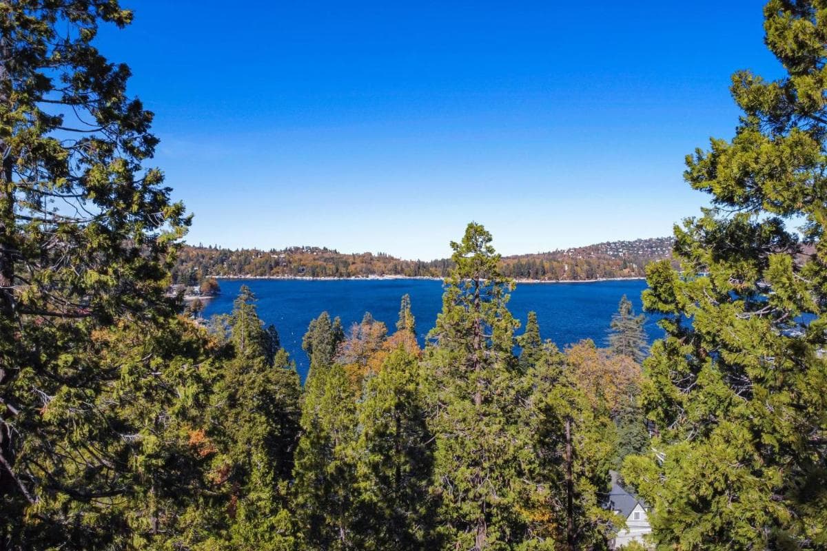 Spectacular Lake View, Luxe 3 Level Home, 1750 sqft, AC, Dogs, Walk to Village