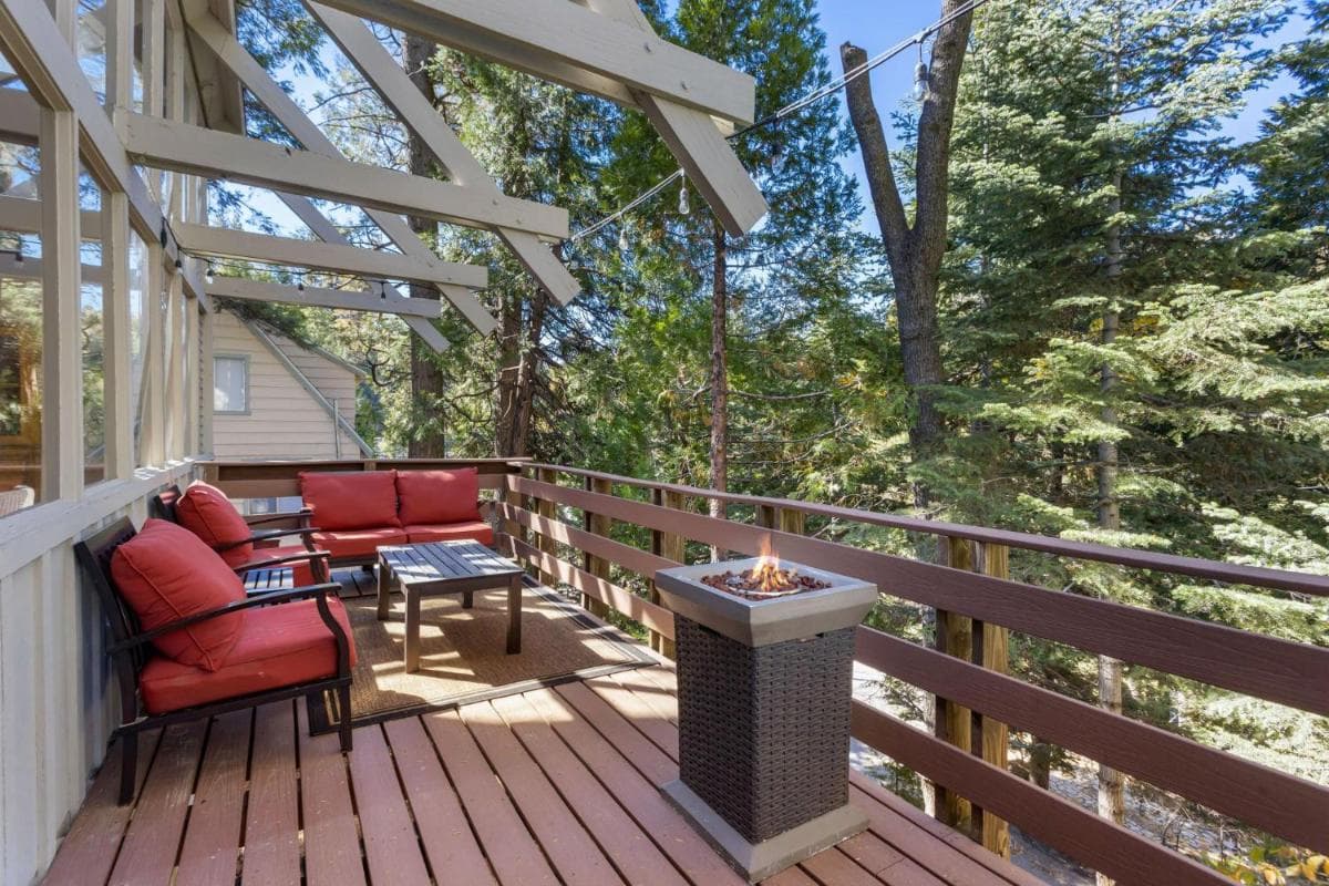 Snowflower Cabin Modern Luxe, 2 Level, 1500 sqft, AC, View, Dogs, Walk to Village
