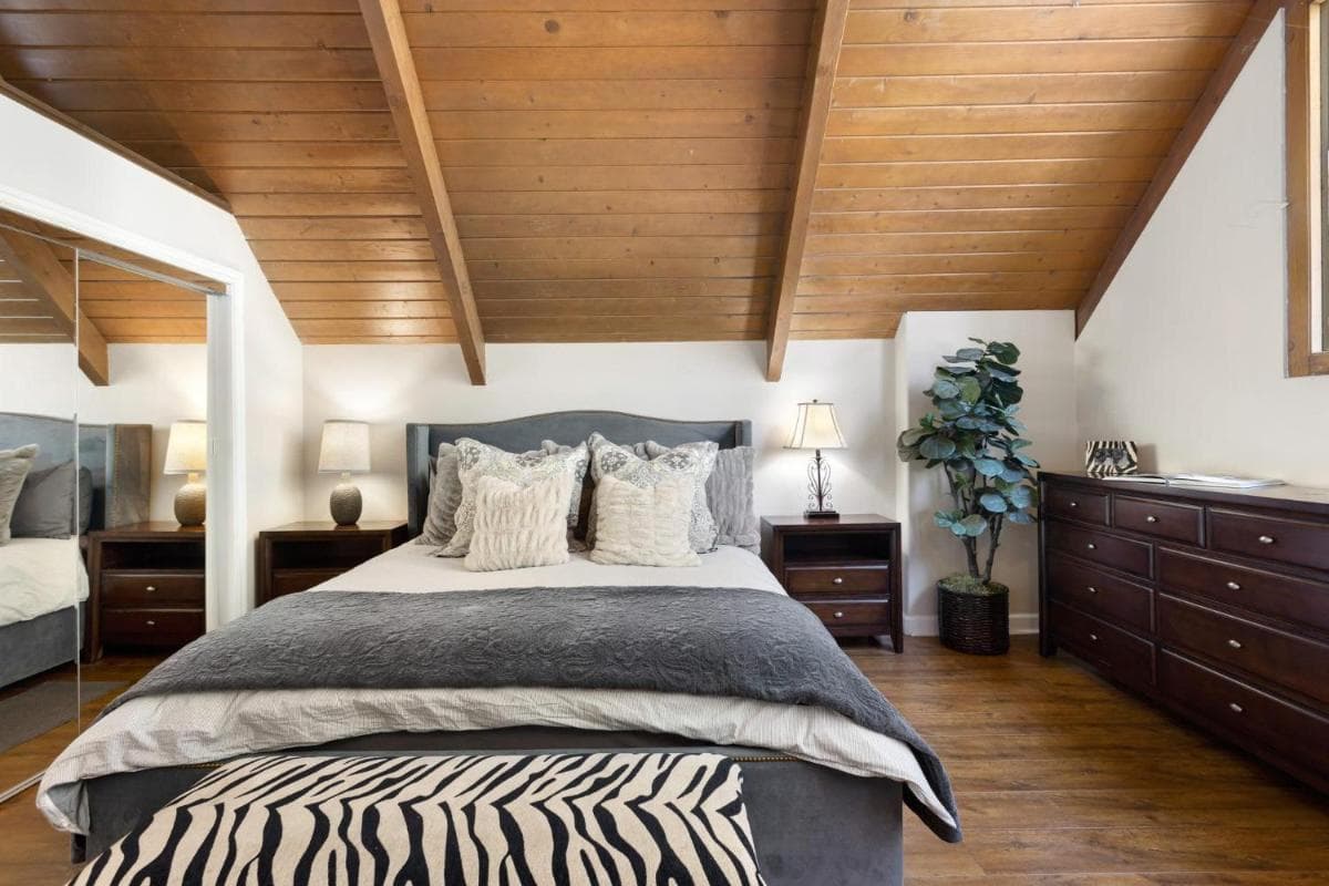 Snowflower Cabin Modern Luxe, 2 Level, 1500 sqft, AC, View, Dogs, Walk to Village