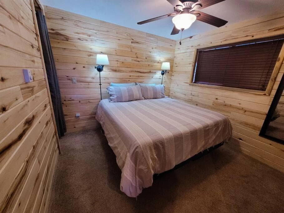 Log Cabin Zion Retreat. Walking distance to East Zion Trails