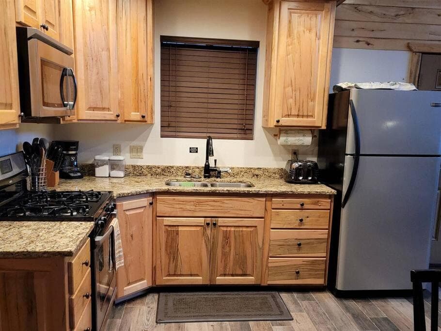 Log Cabin Zion Retreat. Walking distance to East Zion Trails
