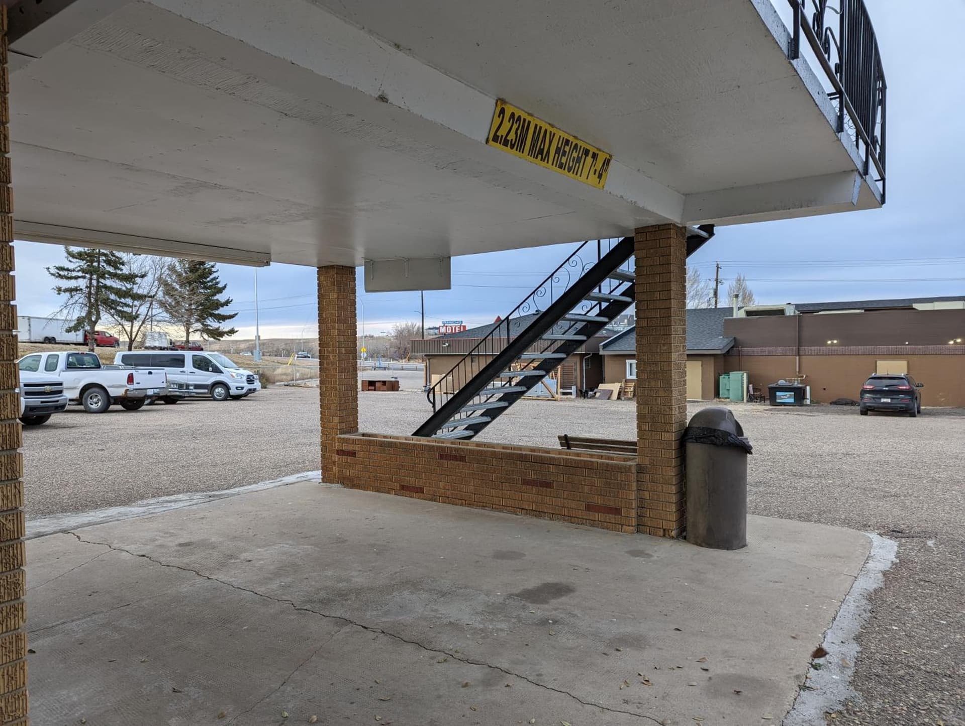 Riverside Motel & Suites