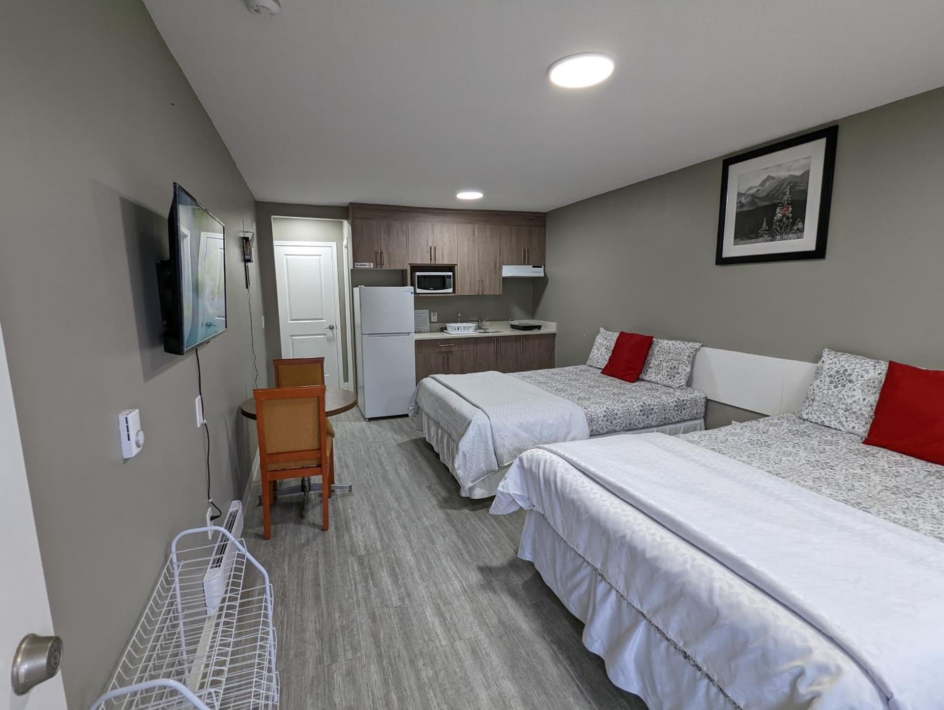 Riverside Motel & Suites