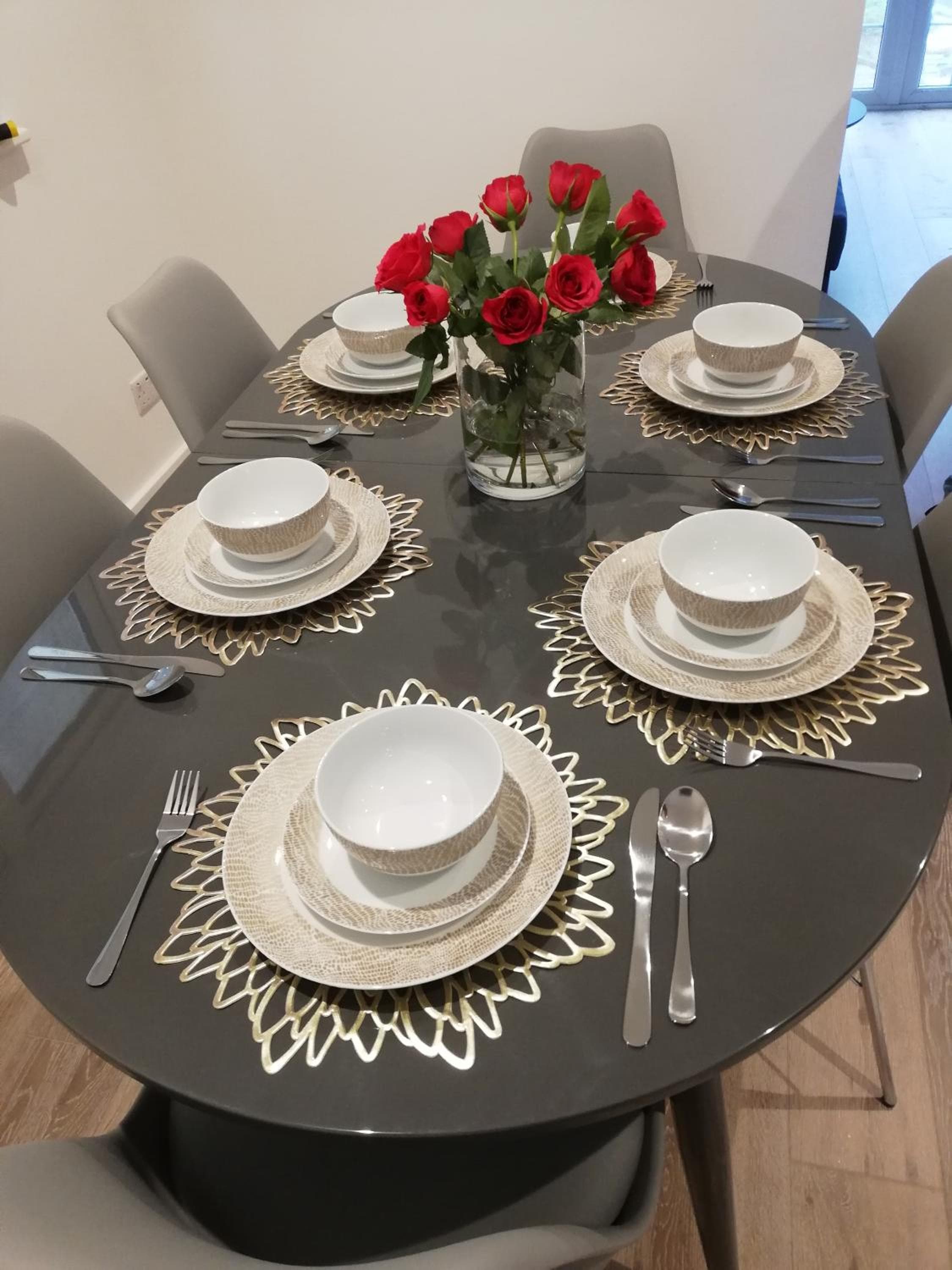 Newly Renovated Detached House Weybridge Garden Free Parking WiFi Netflix Train Station London Amenities Nature Work Contractors Family Holiday
