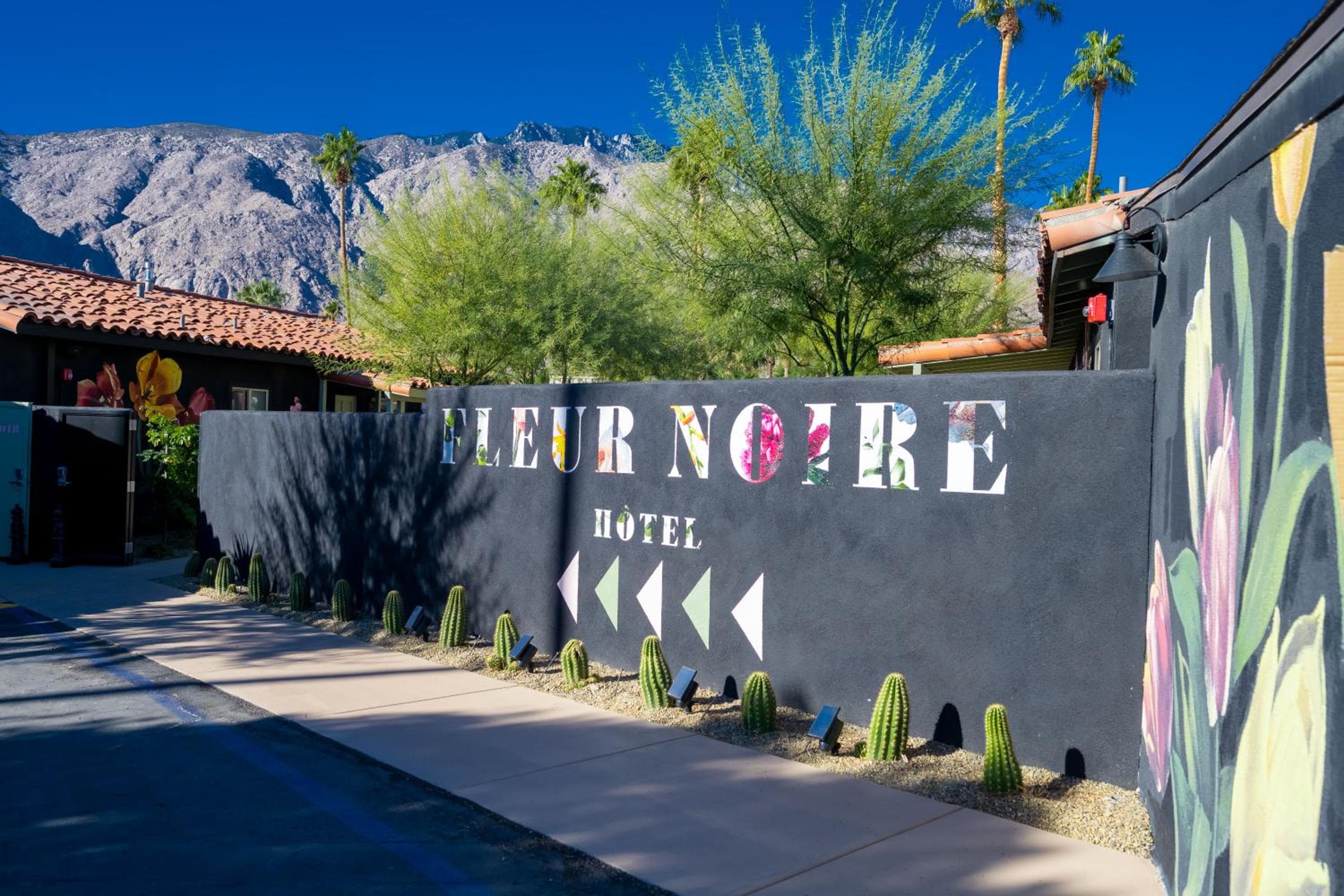 Fleur Noire Hotel - 21 and Over
