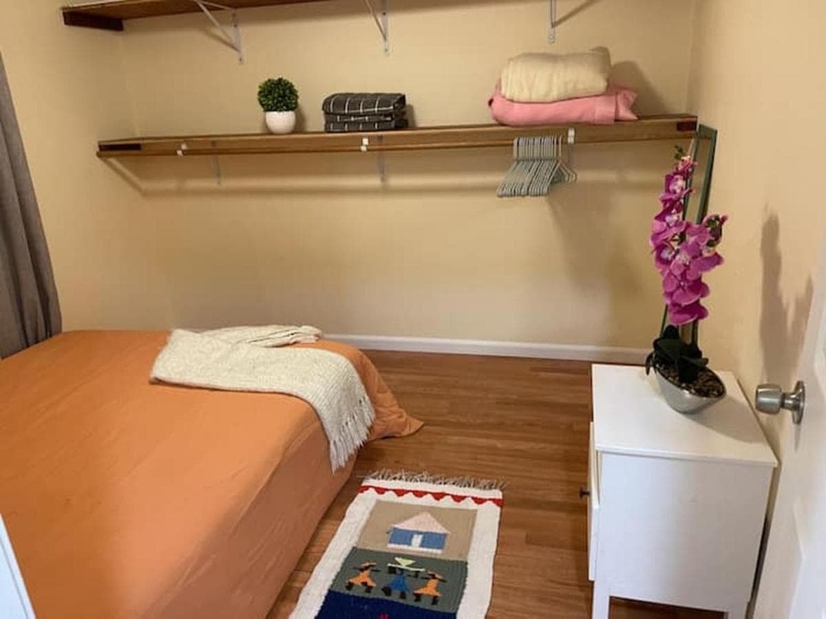Warm and Comfy Antioch Cottage, close to everything