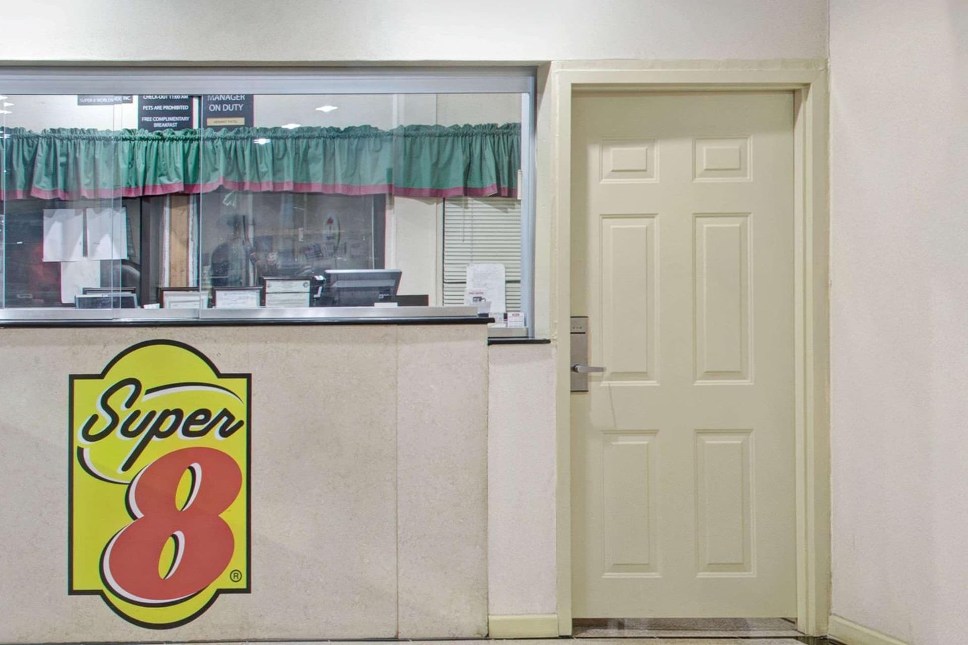 Super 8 by Wyndham Suwanee