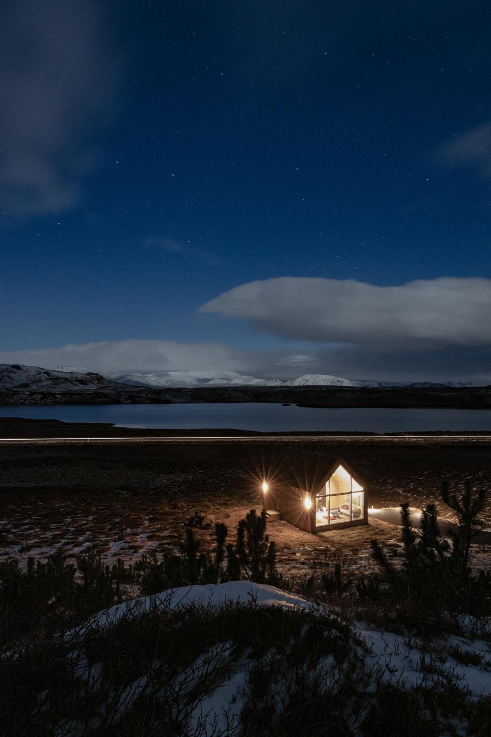 Iceland Lakeview Retreat