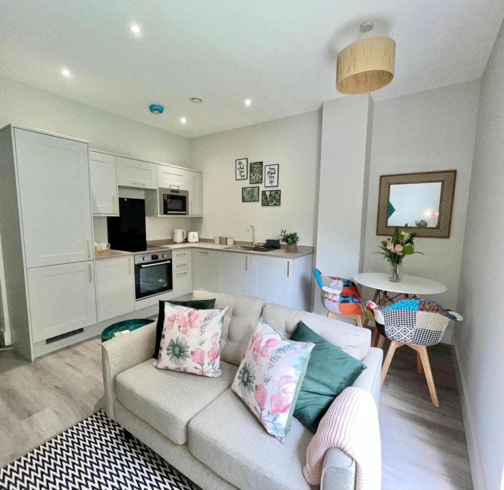 Gorgeous New 1 Bed, Town Centre,Parking,Garden