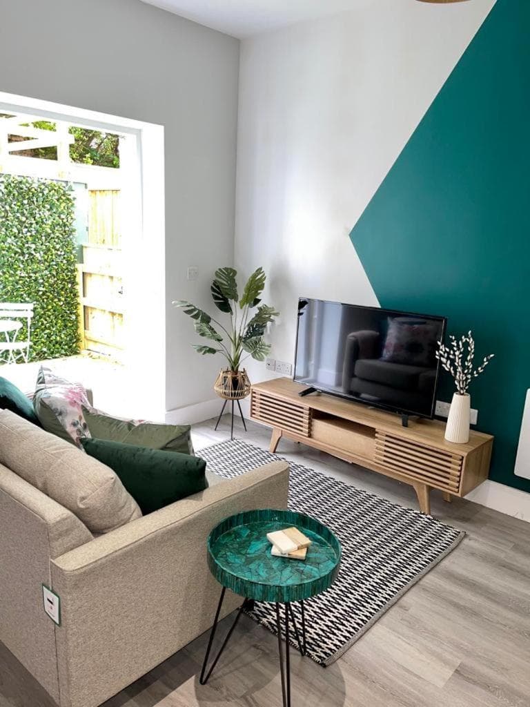 Gorgeous New 1 Bed, Town Centre,Parking,Garden
