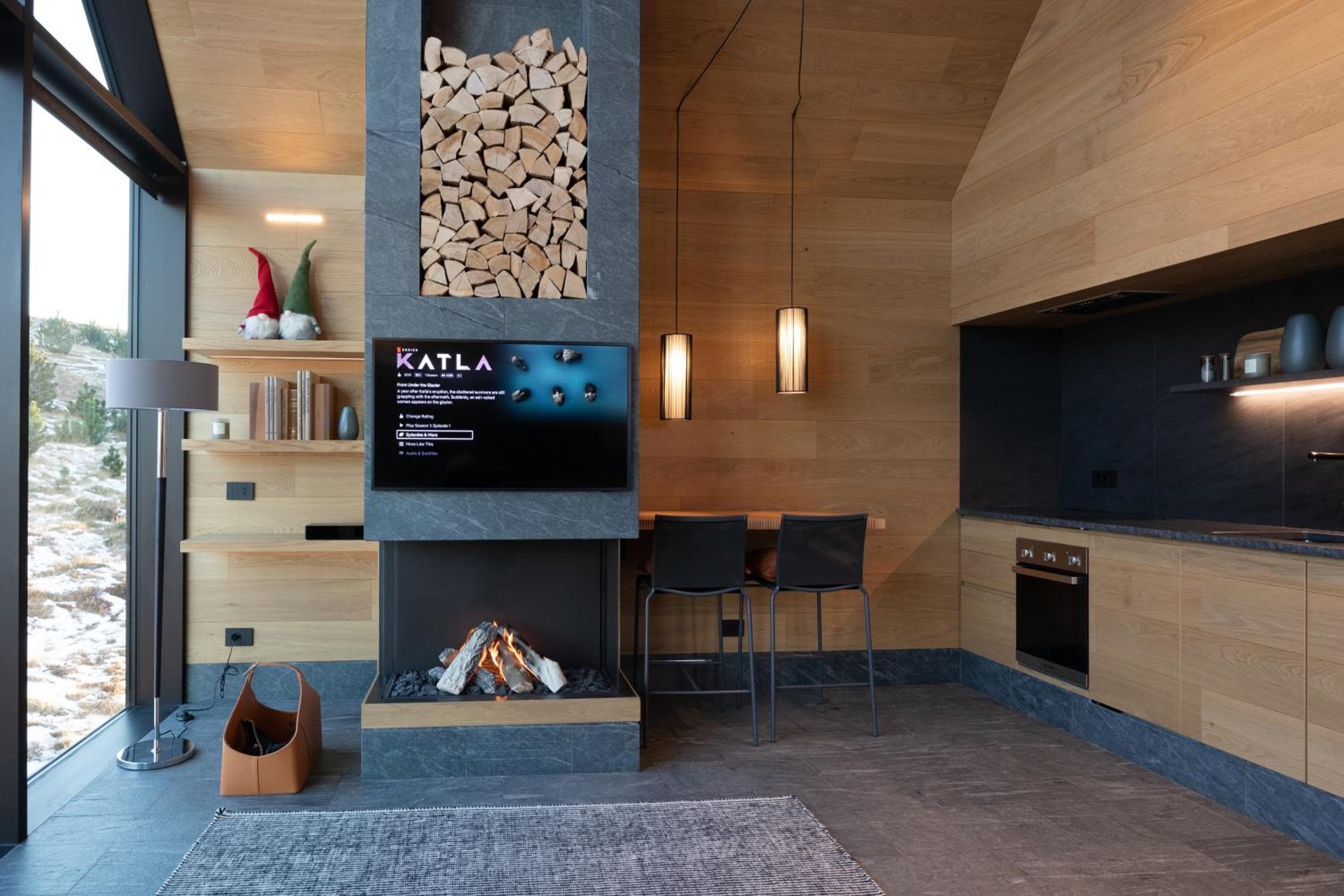 Iceland Lakeview Retreat