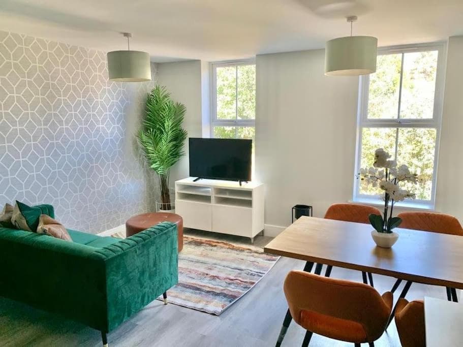 Bright, Vibrant New 1 Bedroom Town Centre Parking