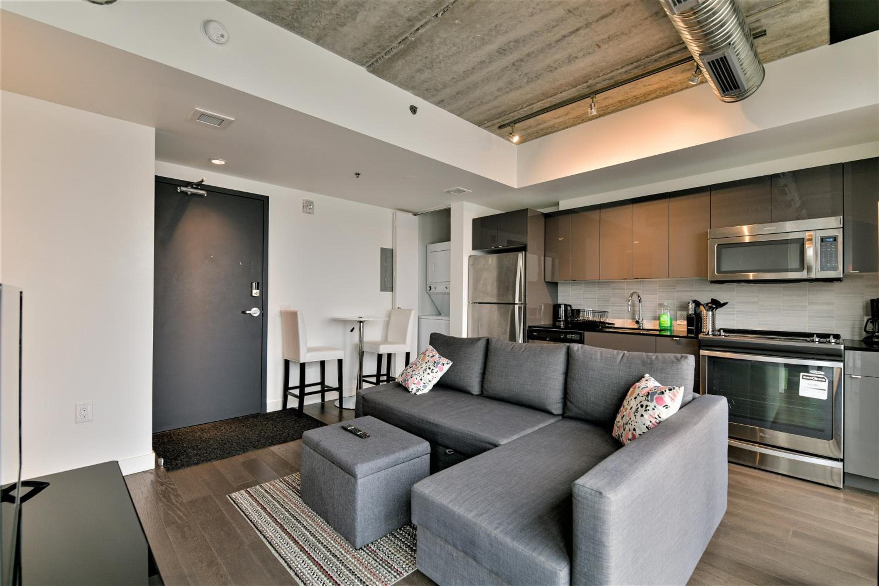 Cozy Skyline Condo in Downtown, across Canada Life Centre