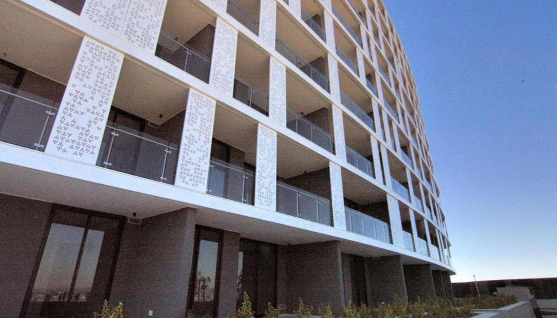 Stylish Modern 2BR in Waterfall Ellipse - Sleeps 4 - Fast WiFi - Secure Parking