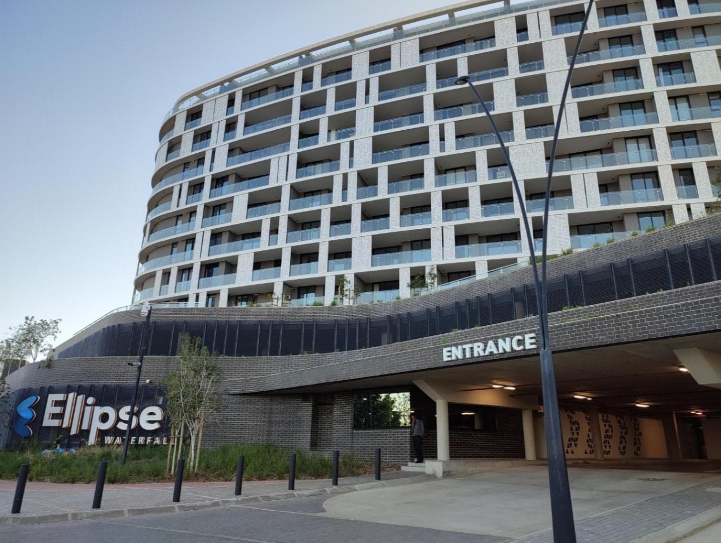 Stylish Modern 2BR in Waterfall Ellipse - Sleeps 4 - Fast WiFi - Secure Parking