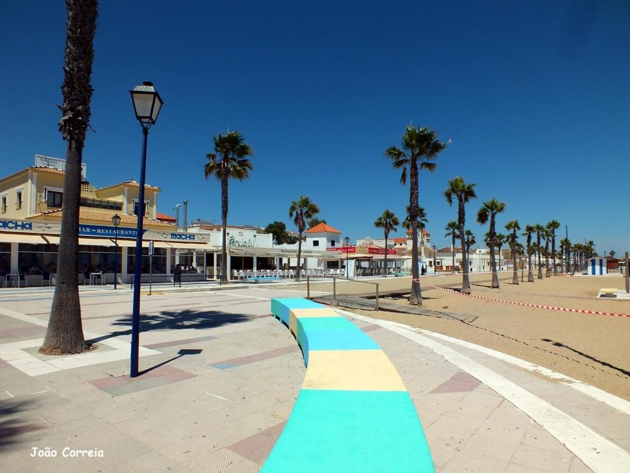 Gran adosado de esquina muy cerca de la playa en la Antilla