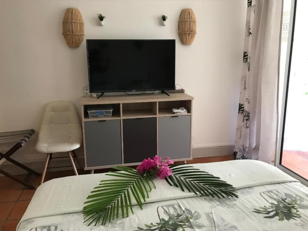 COEUR TIARE studio lounge piscine plage cocotiers