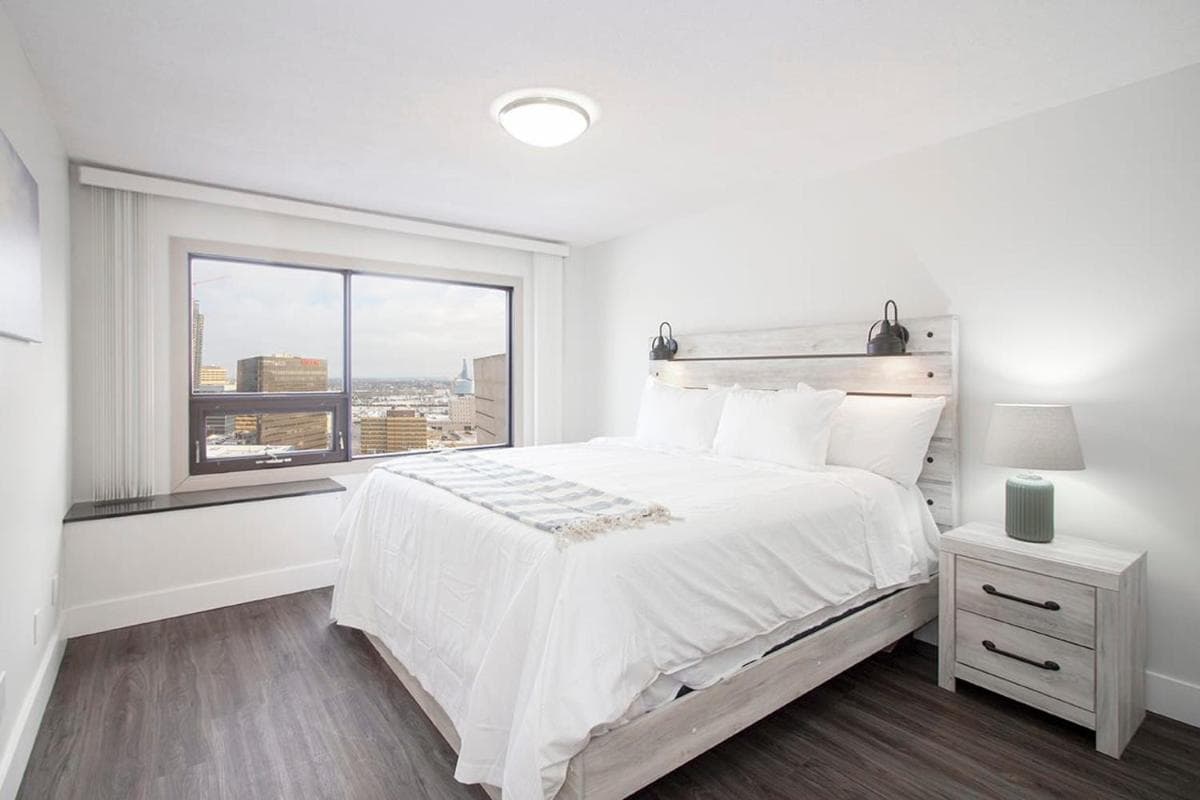 1 Bedroom Suite in Downtown Winnipeg With Parking