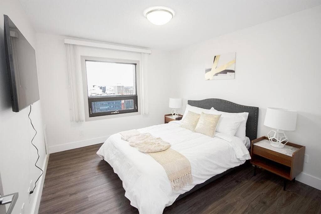 21st Floor Two bedroom downtown unit FREE parking