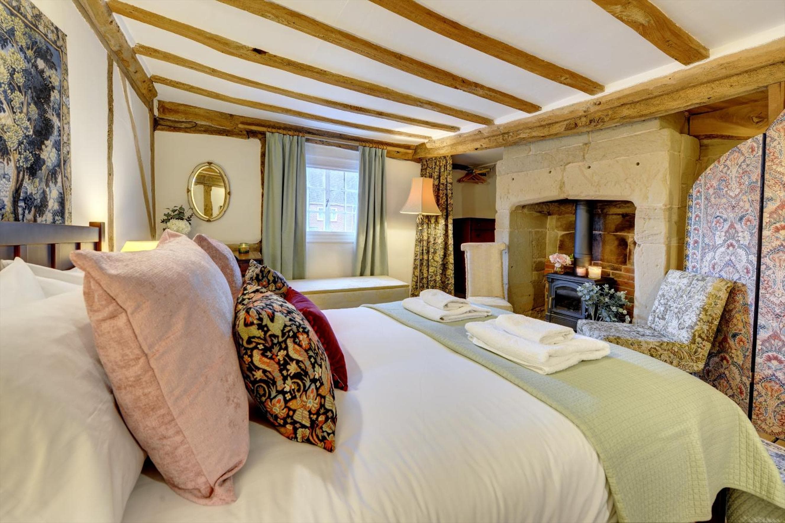 Tudor Cottage by Spa Town Property - Historic Charm in Warwick Town Centre
