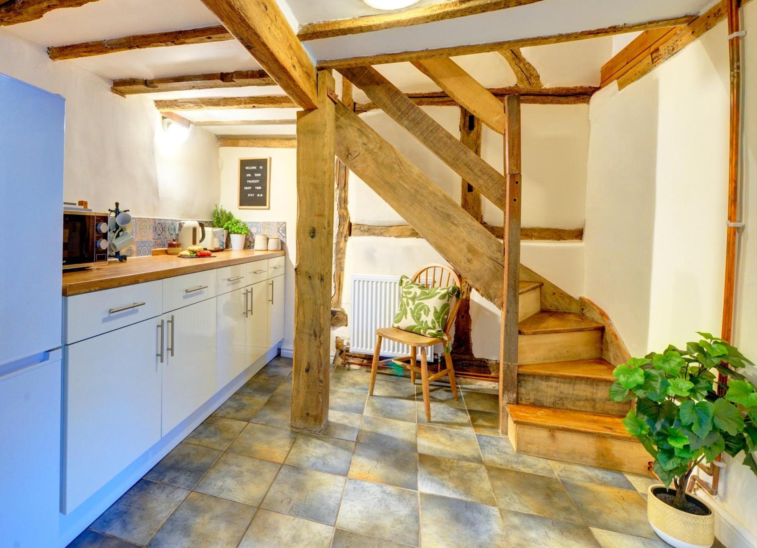 Tudor Cottage by Spa Town Property - Historic Charm in Warwick Town Centre