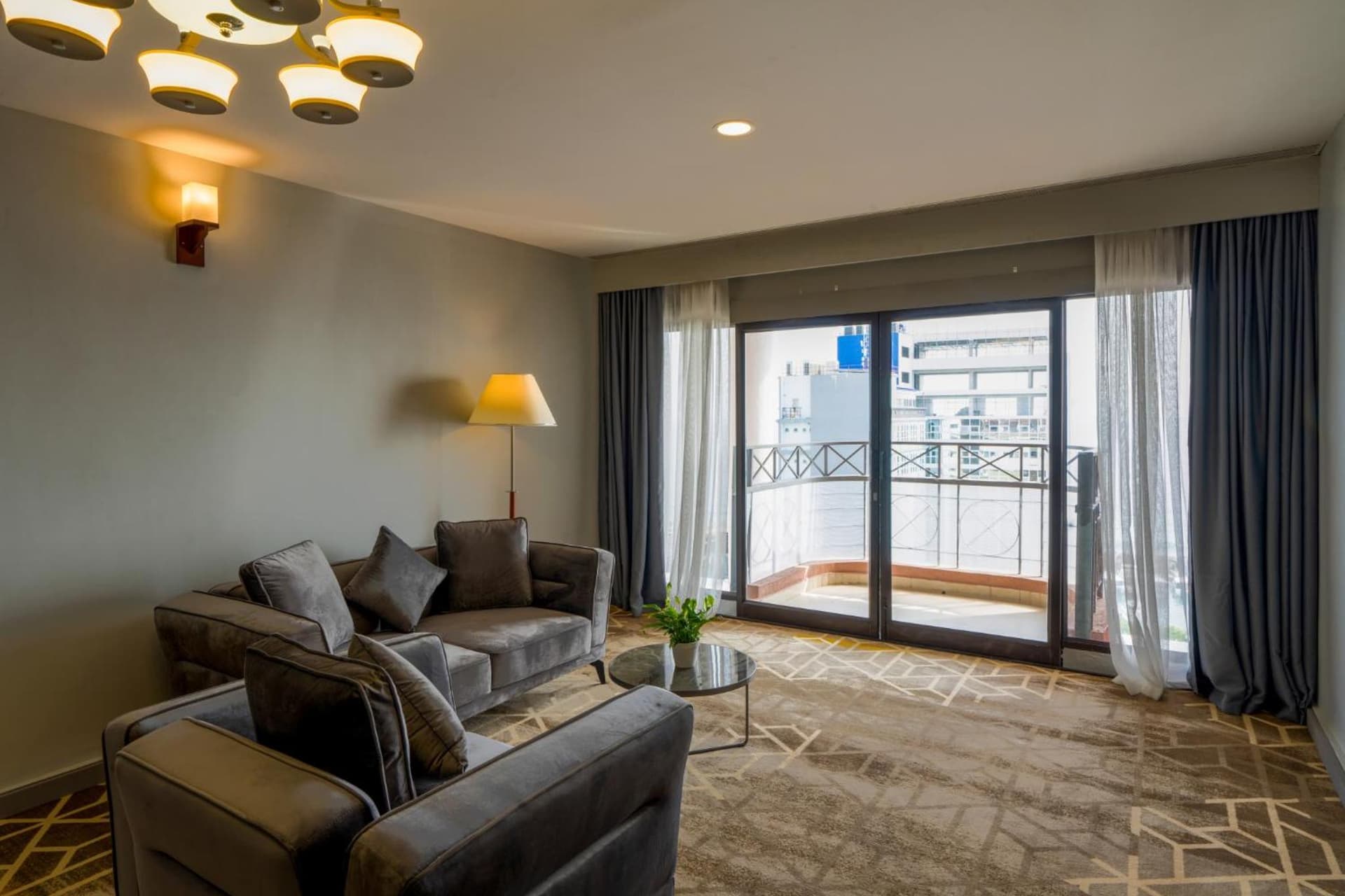 Manhattan Business Hotel, Male
