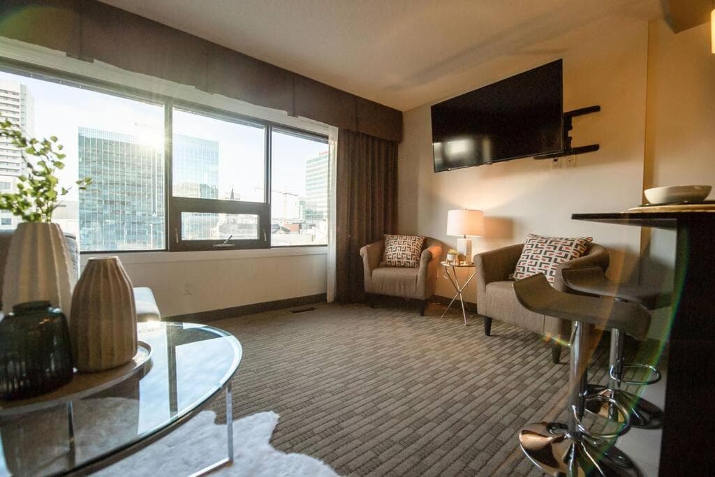 Free Parking & Wi-Fi! One Bedroom Luxury Suite