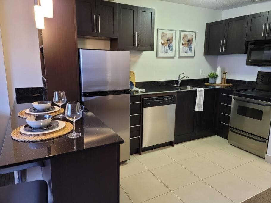 Free Parking & Wi-Fi! One Bedroom Luxury Suite