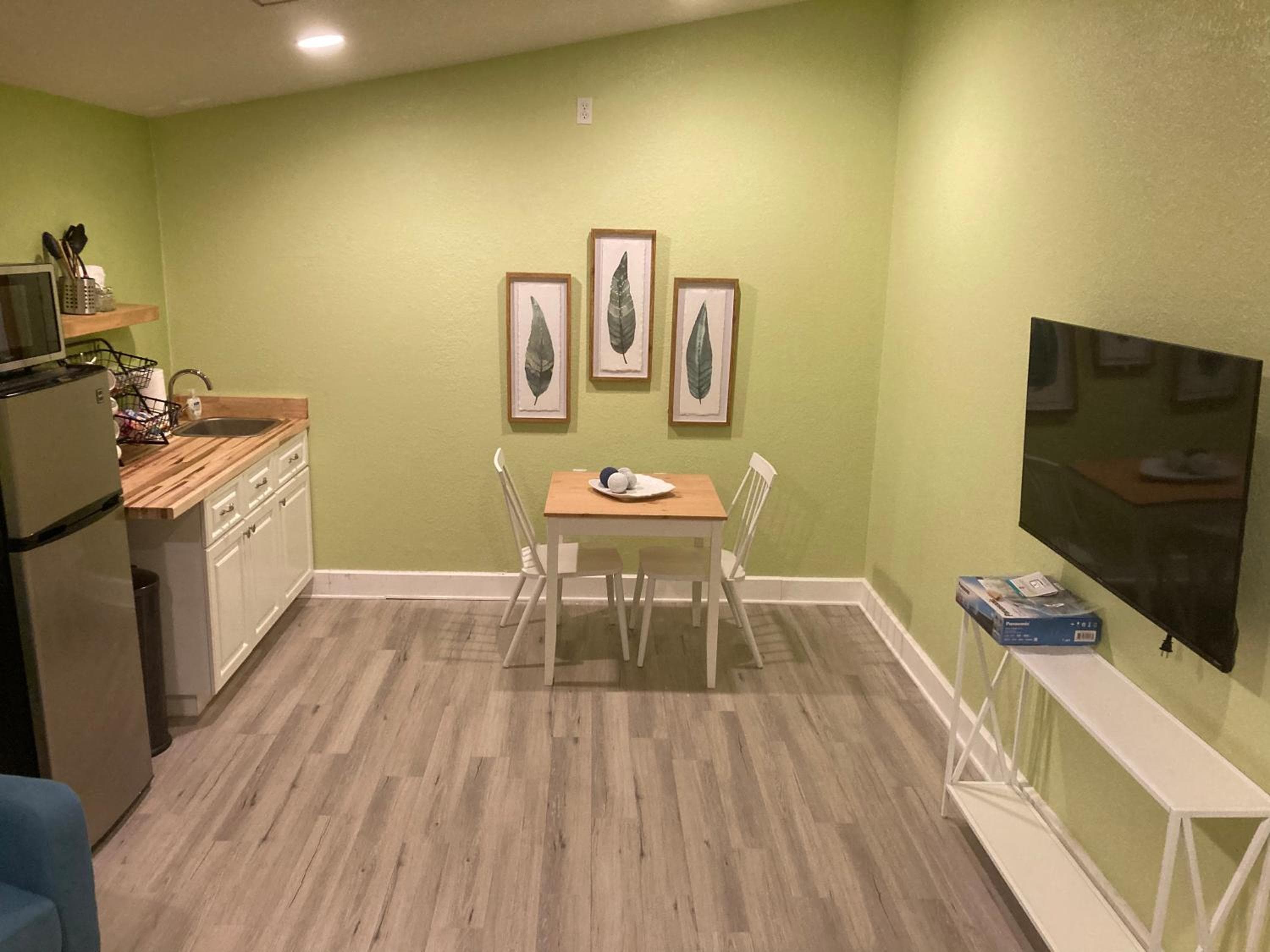 3Gulls Inn Ozona-Boutique Hotel-Steps from Restaurants & Brewery-SwimSpa Pool-Pet Friendly