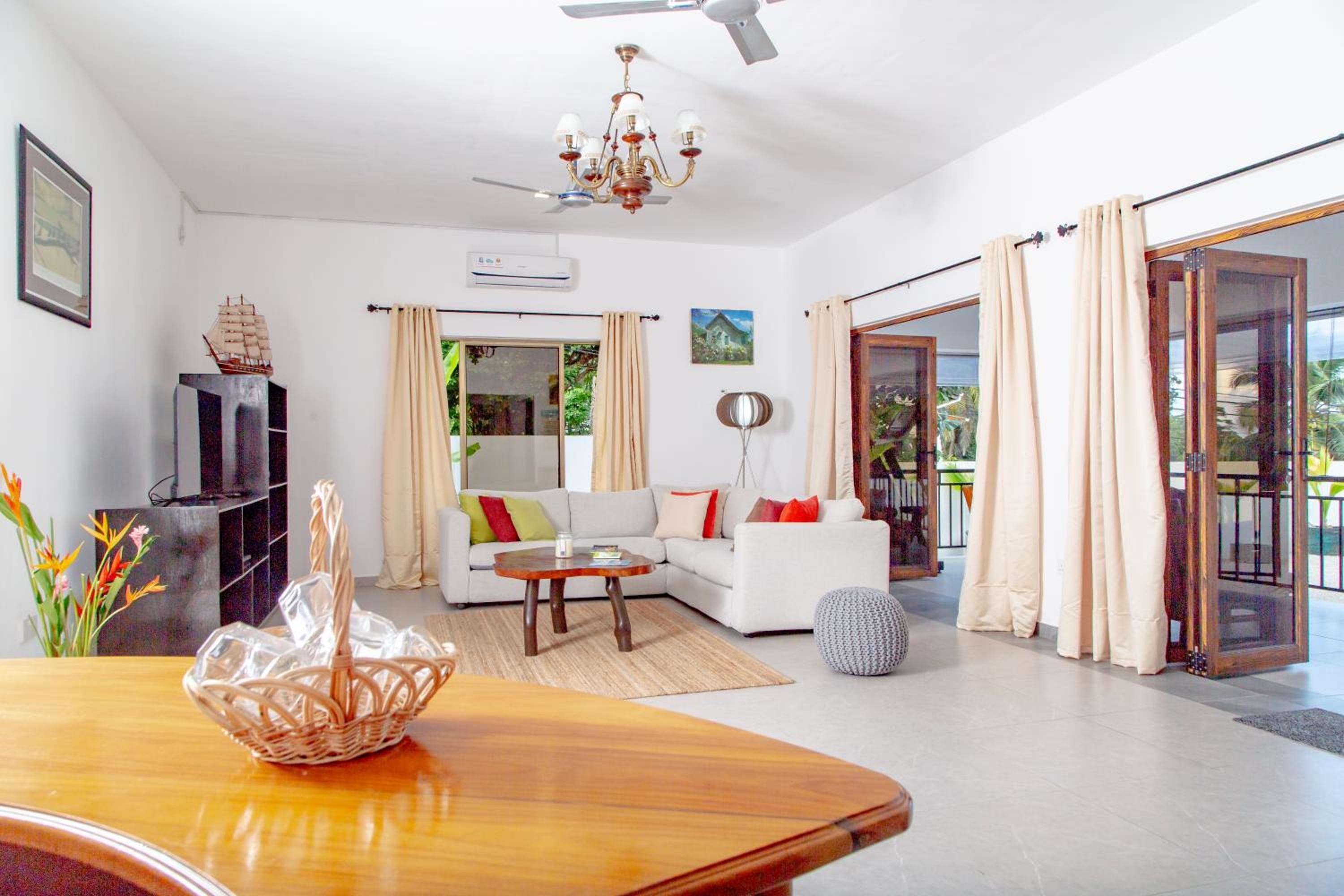 2-Bed Apt Sleeps 4 near Beau Vallon Beach