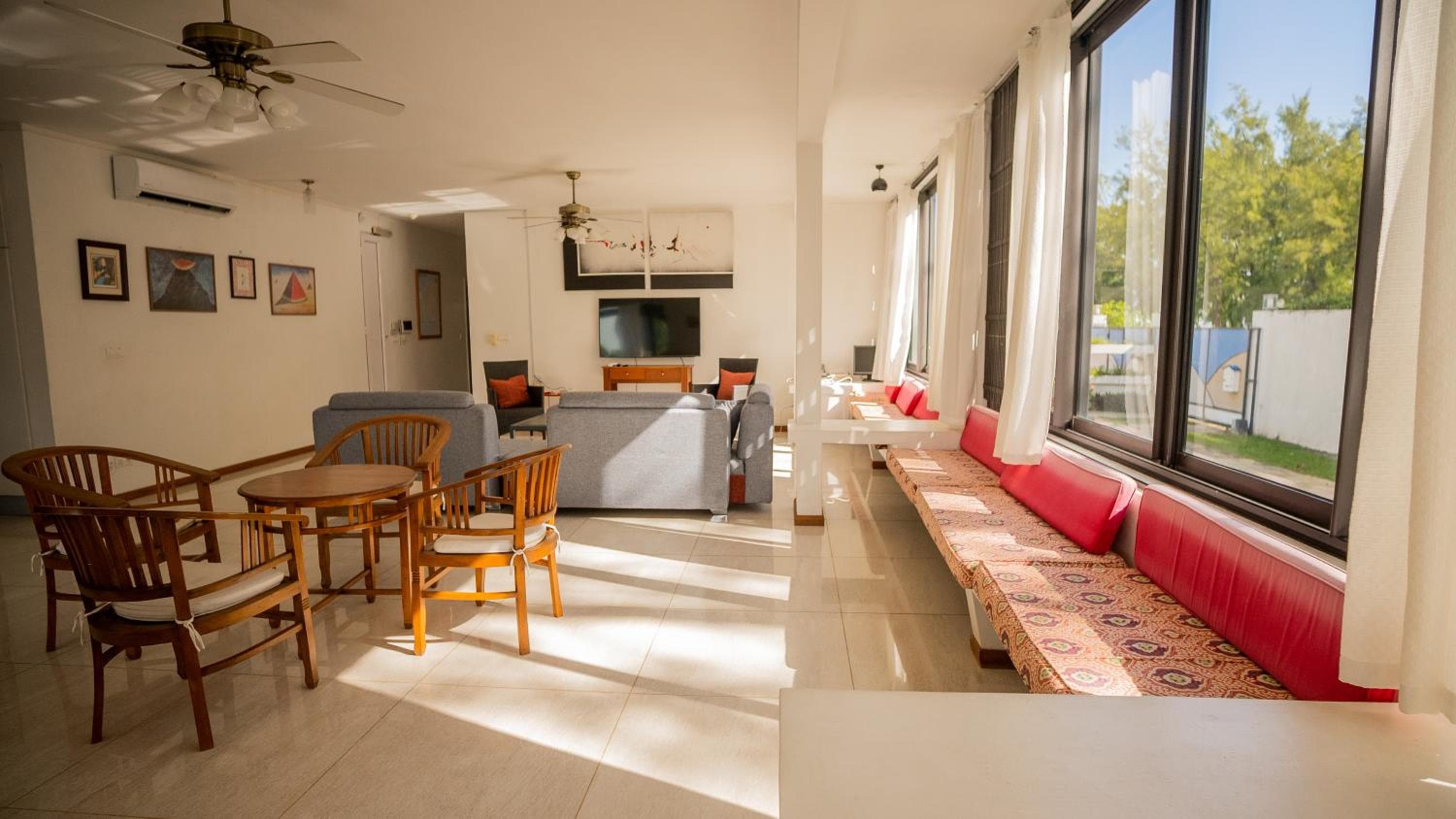 Villa Angelou - Sunlit Beach Getaway with Pool and WIFI