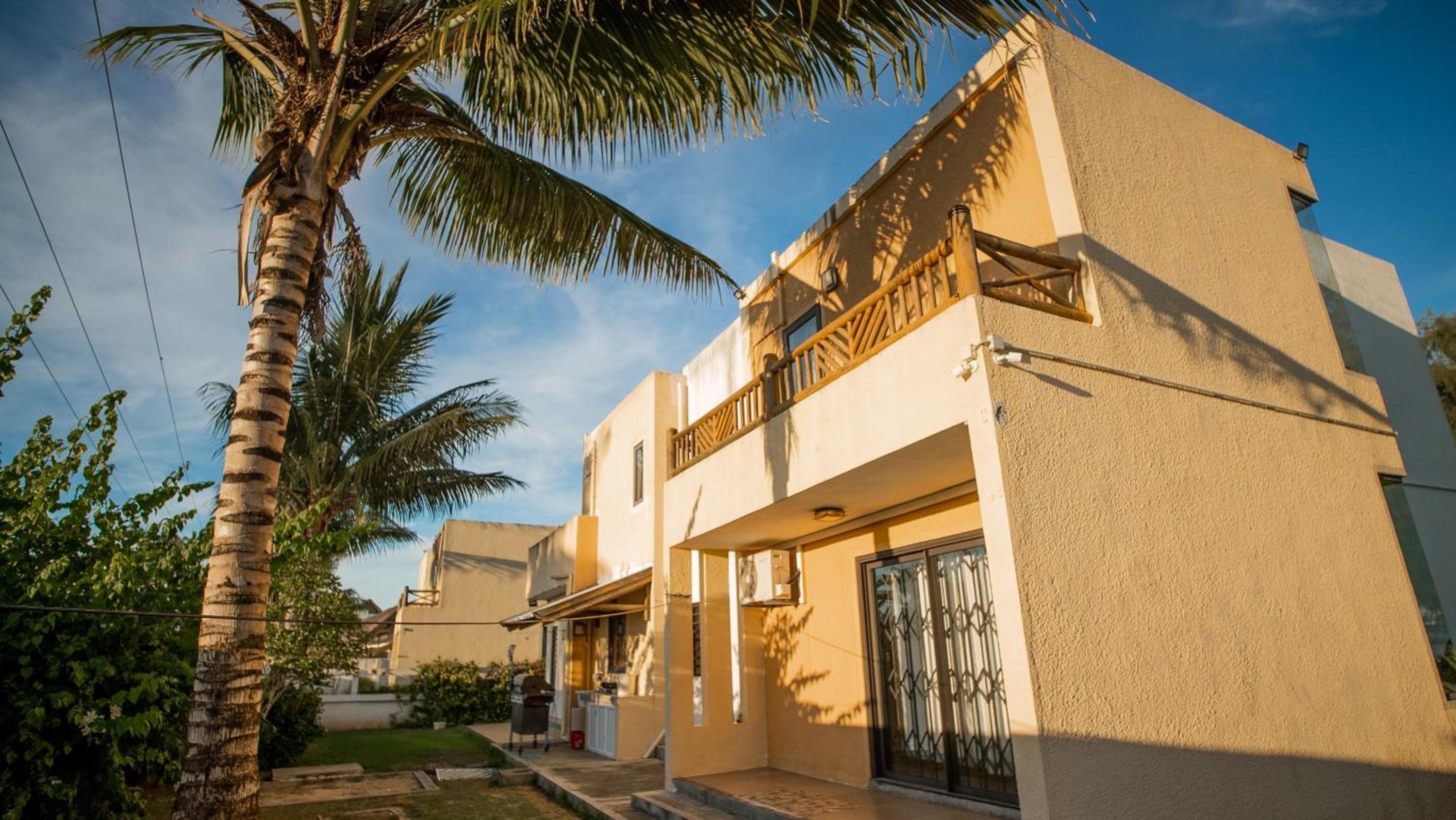 Villa Angelou - Sunlit Beach Getaway with Pool and WIFI