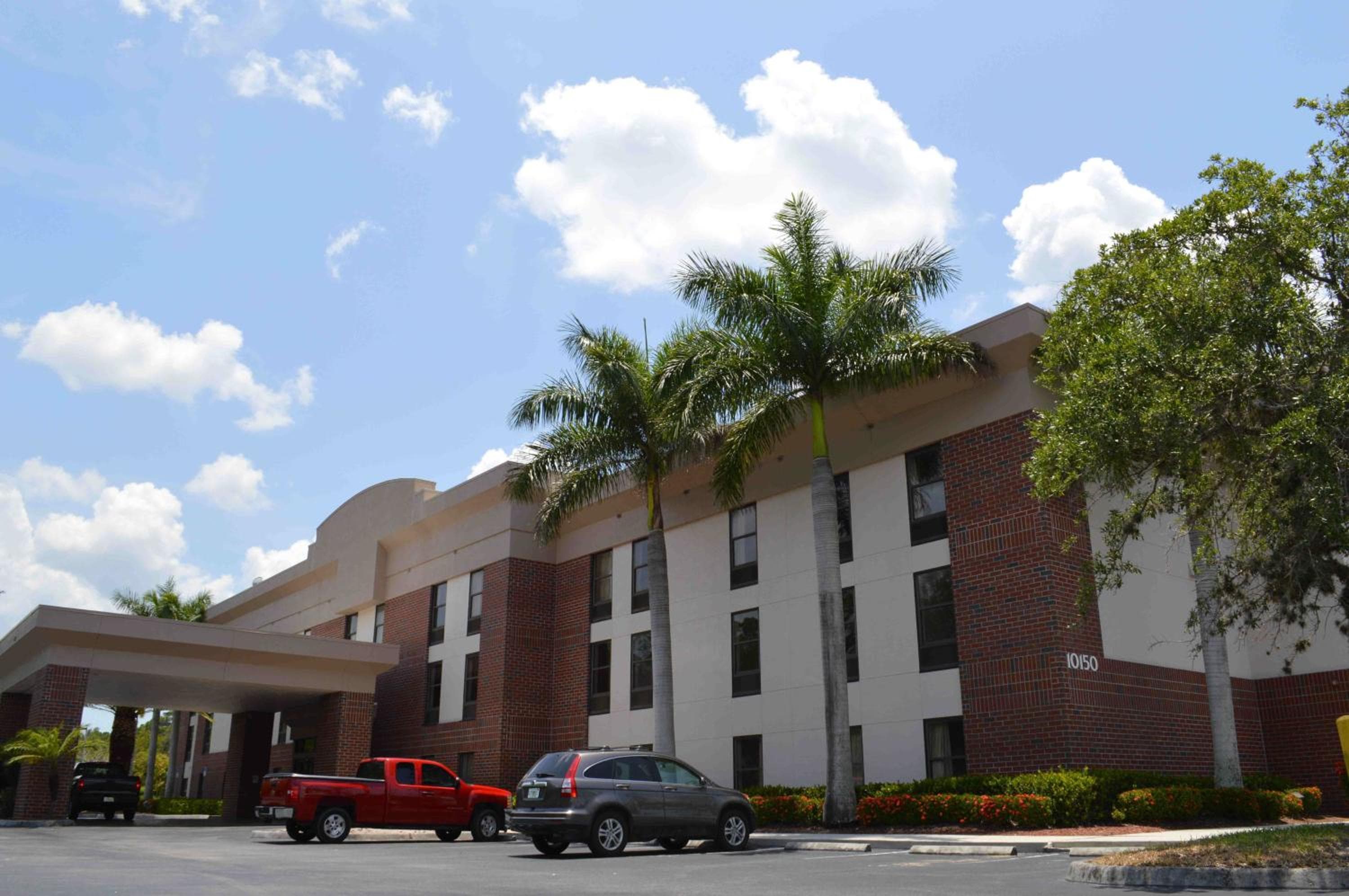 Days Inn & Suites by Wyndham Fort Myers Near JetBlue Park