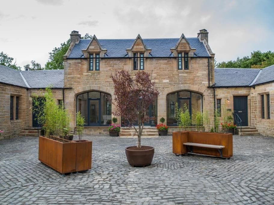 Stunning Edinburgh 1820s stables converted house