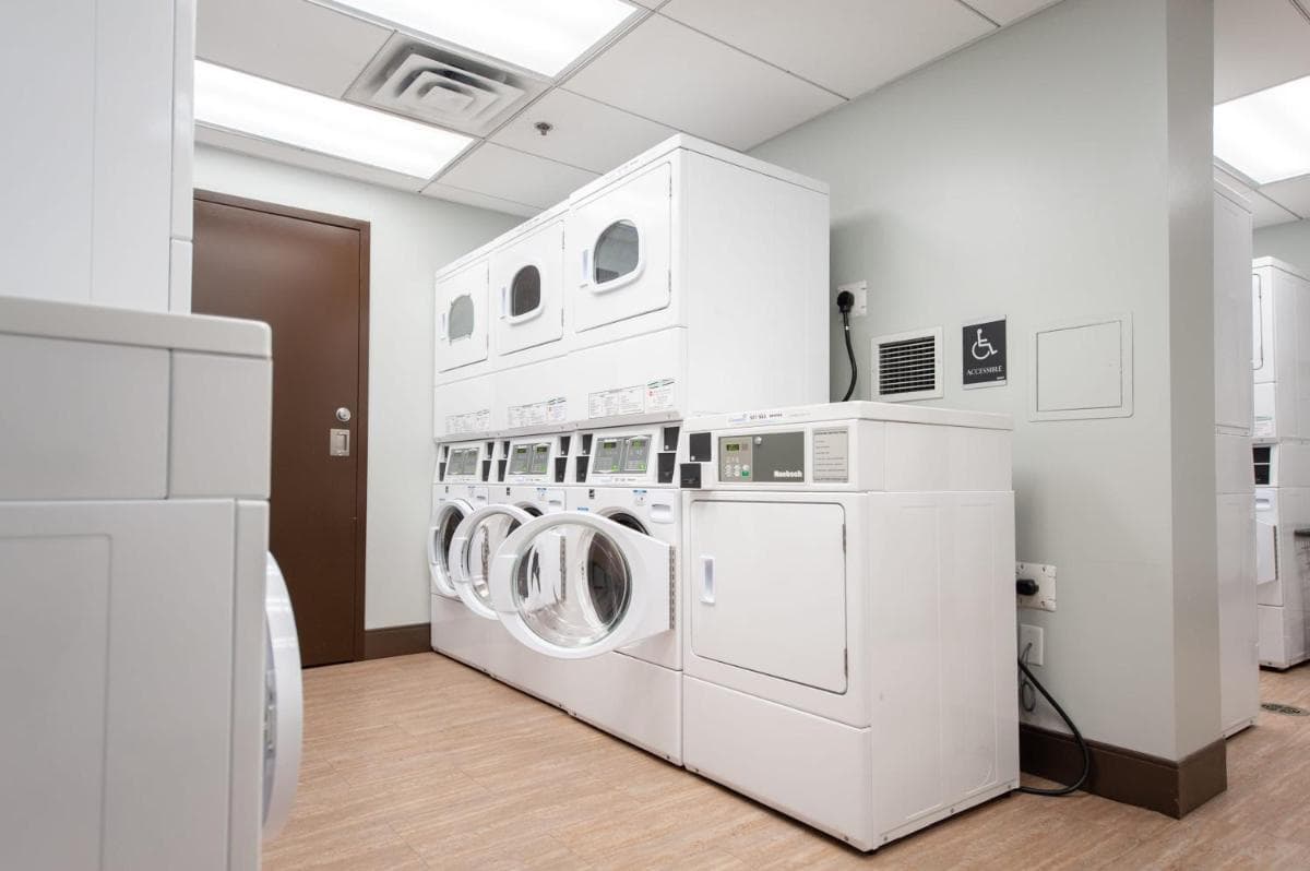 Free Parking & Wi-Fi! One Bedroom Luxury Suite