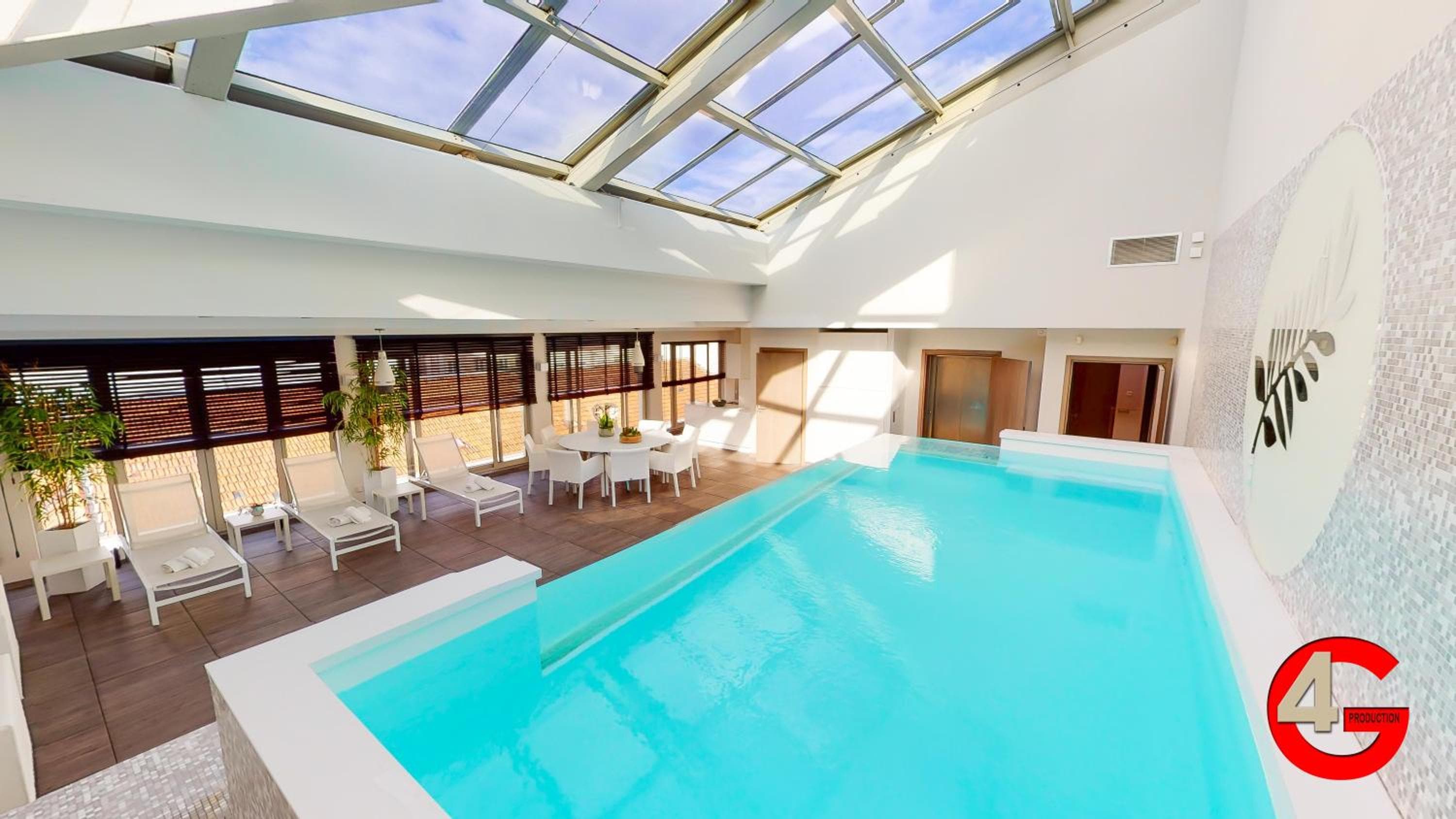 THE POOL HOUSE Cannes