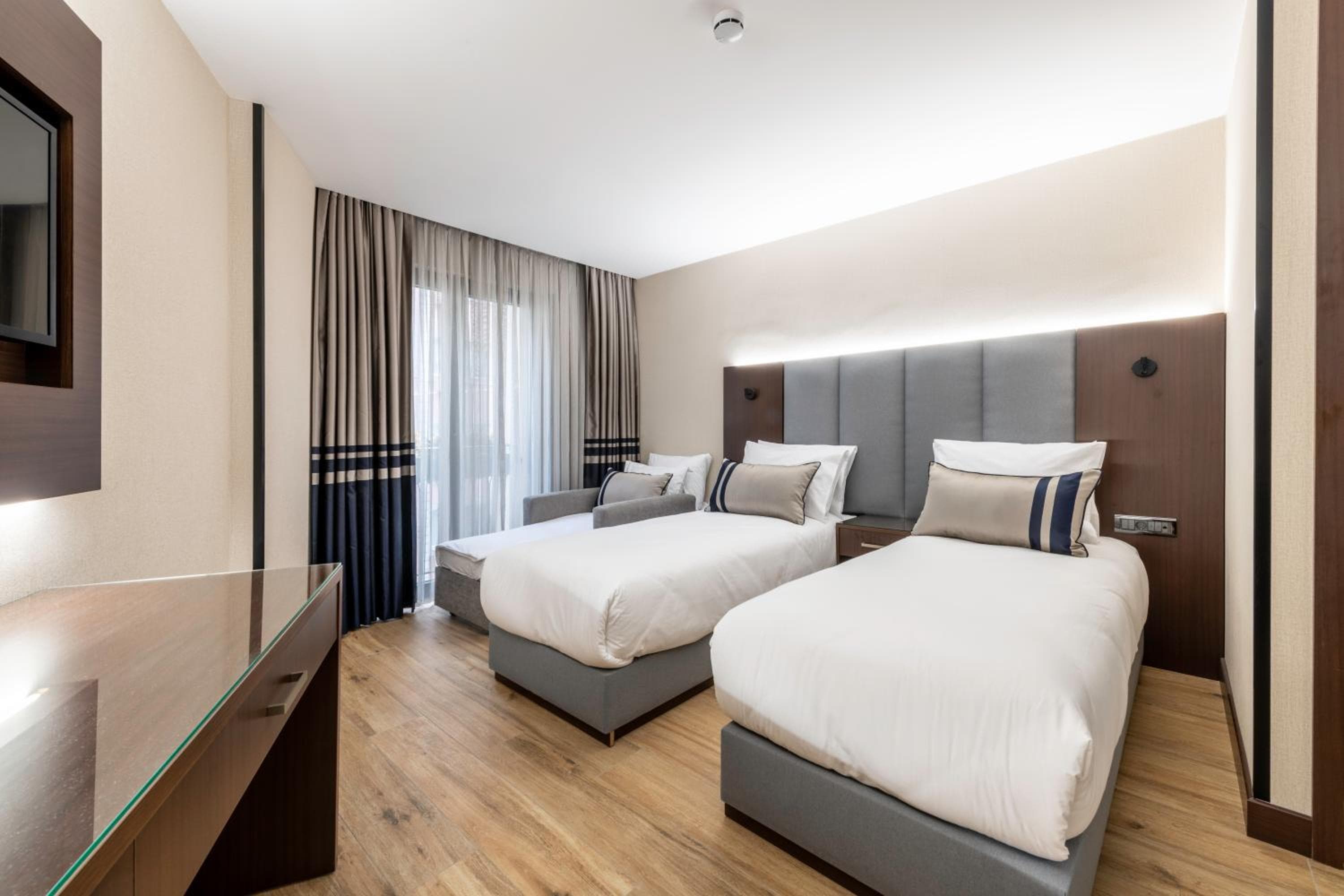 Aprilis Deluxe Hotel
