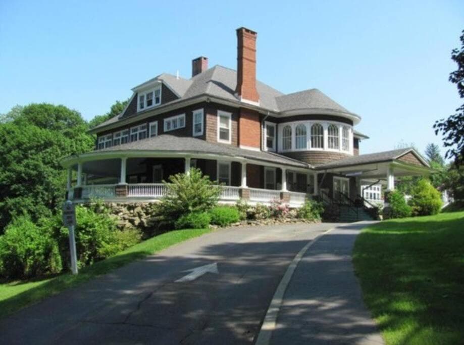 Welcome to Hat City Danbury, A Suburban Retreat