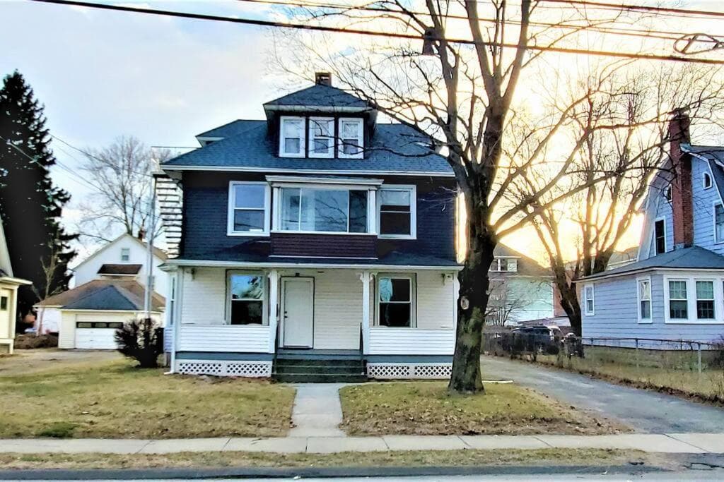 Welcome to Hat City Danbury, A Suburban Retreat