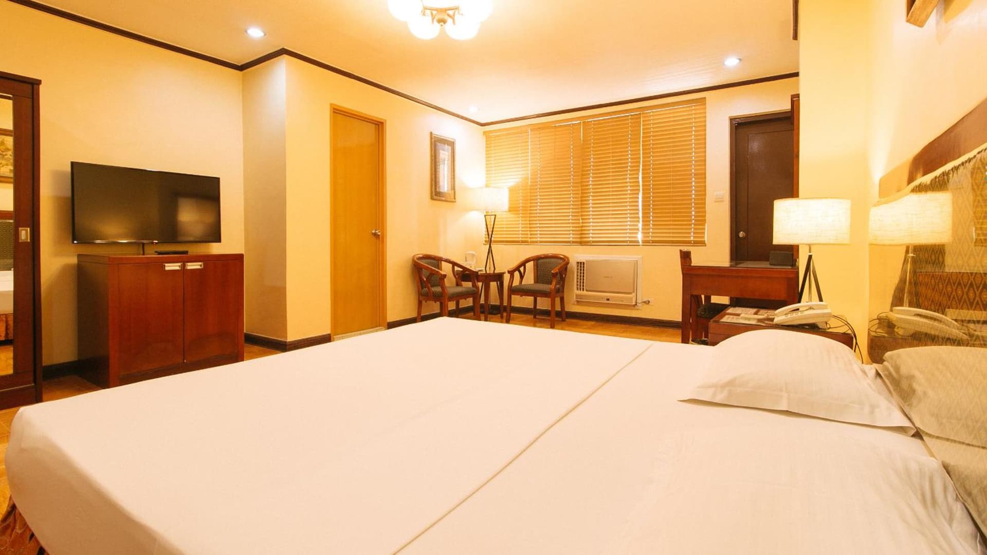 Peace Hotel by RedDoorz