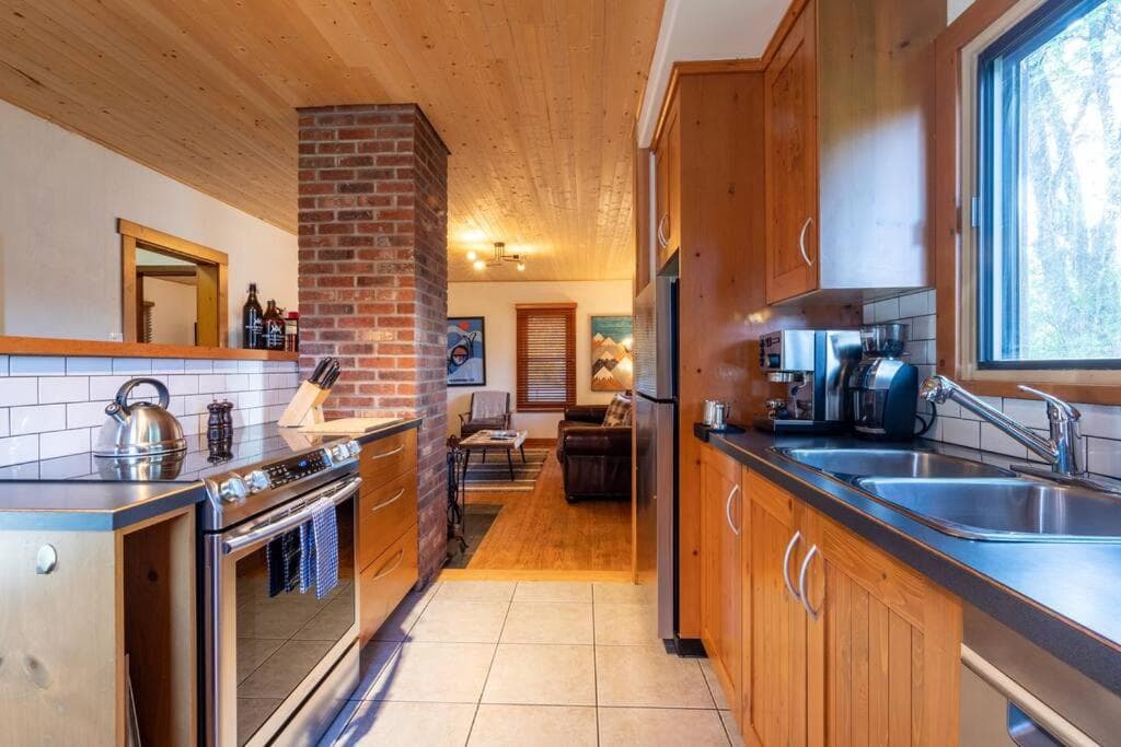 Knotty Pine Lodge