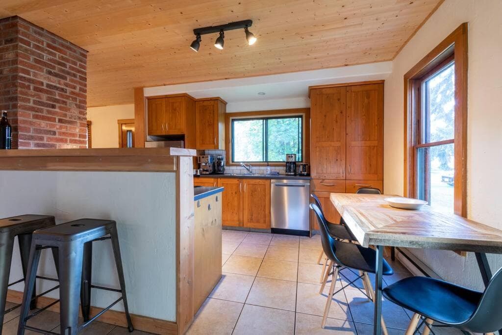 Knotty Pine Lodge