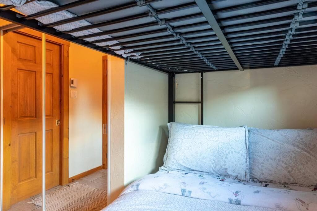 Knotty Pine Lodge