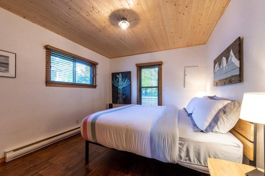 Knotty Pine Lodge