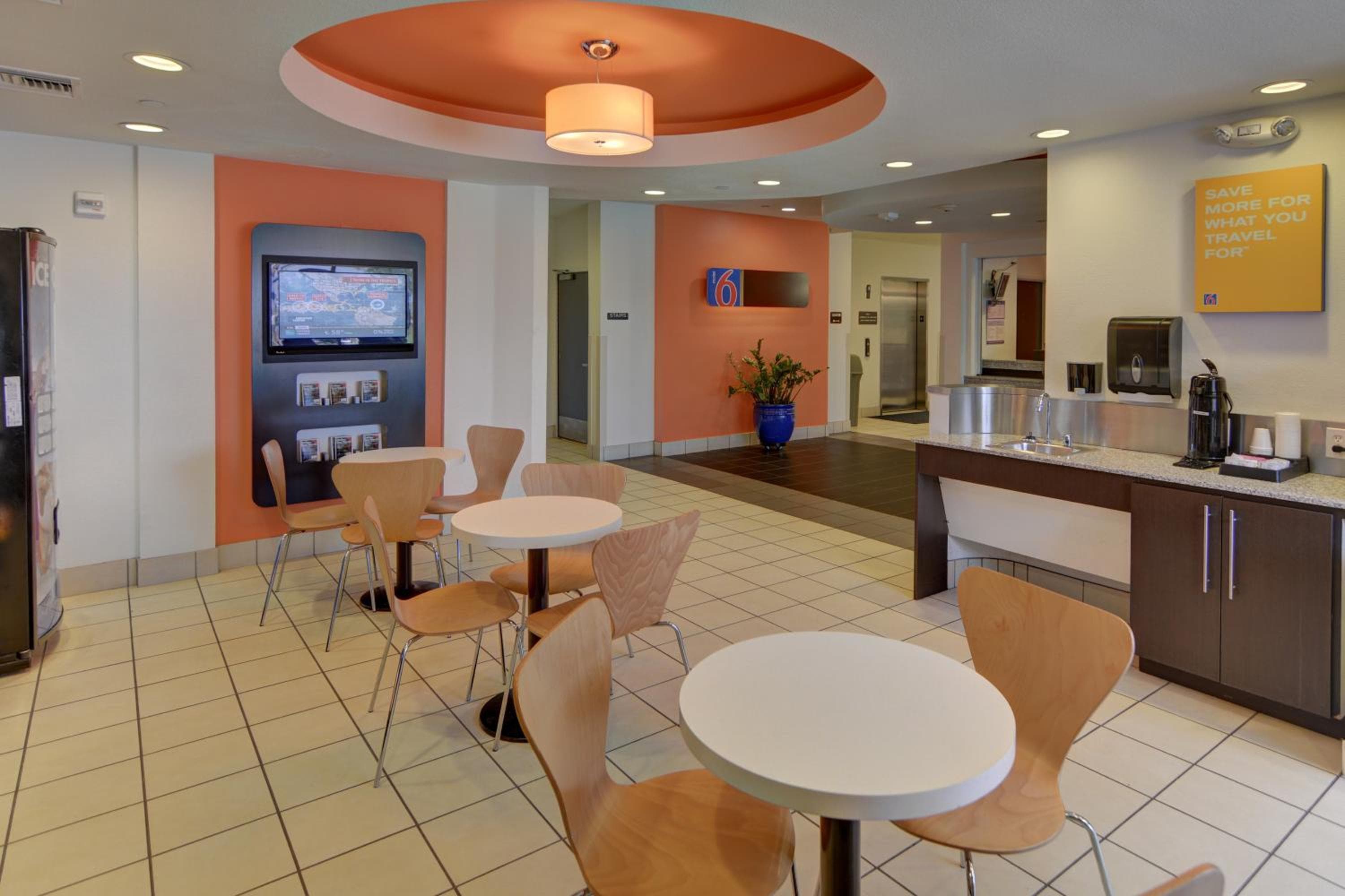 Motel 6-Roanoke, TX - Northlake - Speedway