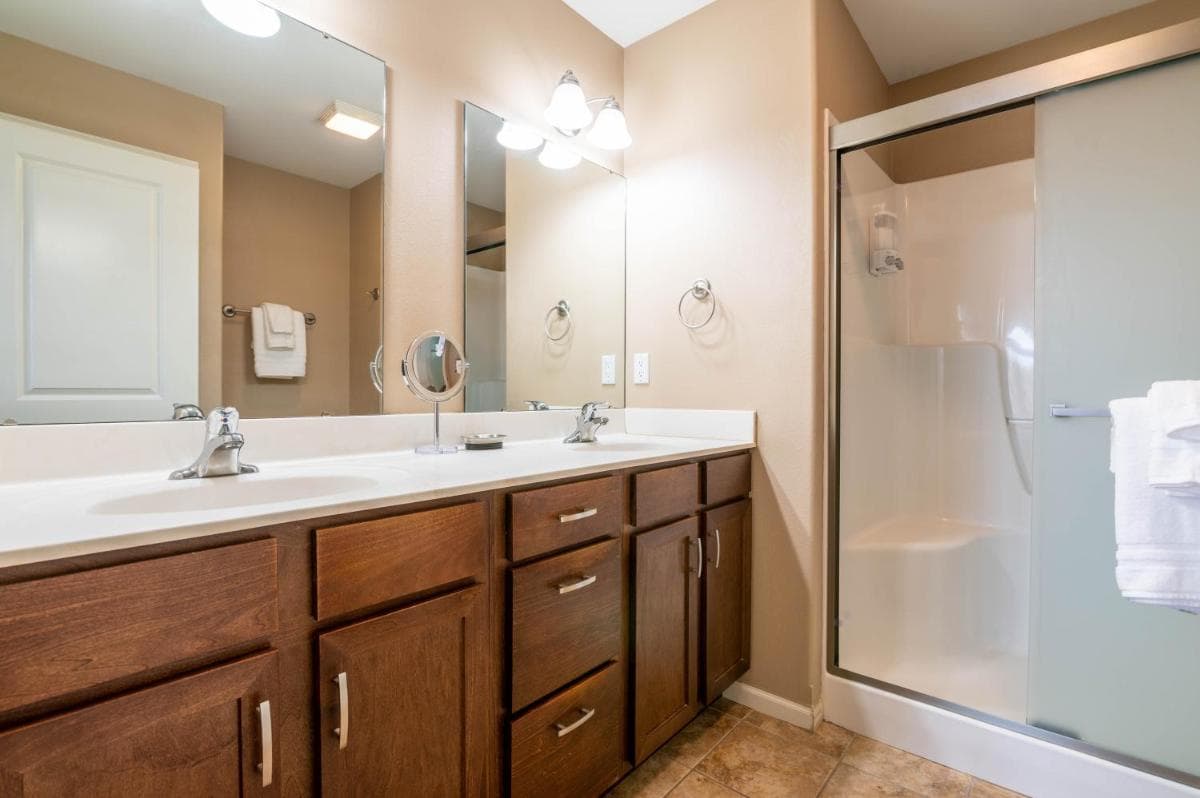 3 Bedroom w/ King Suite - Home away from home!