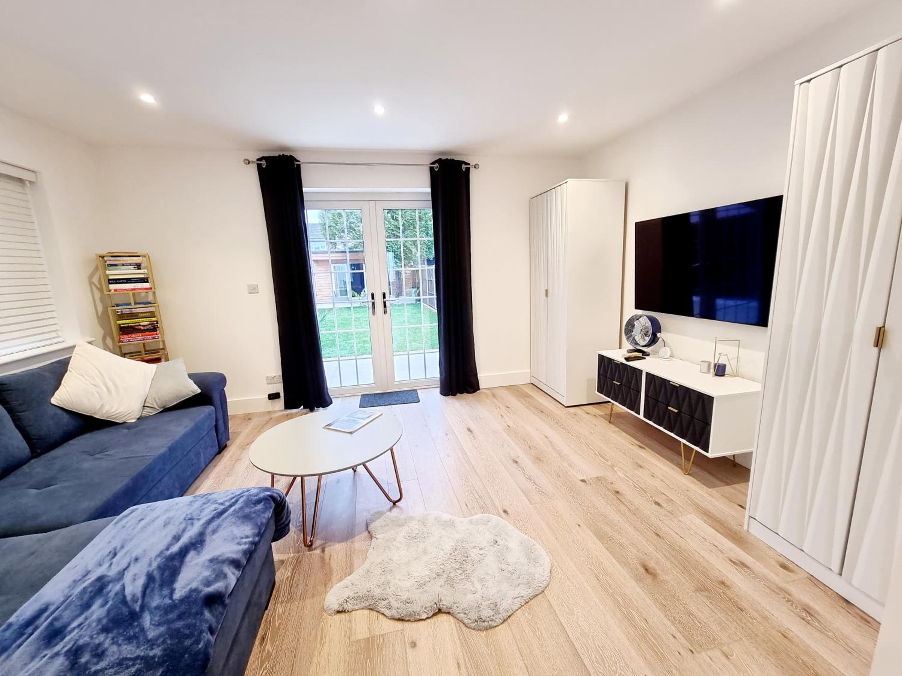 Detached House Work Holiday Relax Private Parking Nature 10miles away from Heathrow Airport