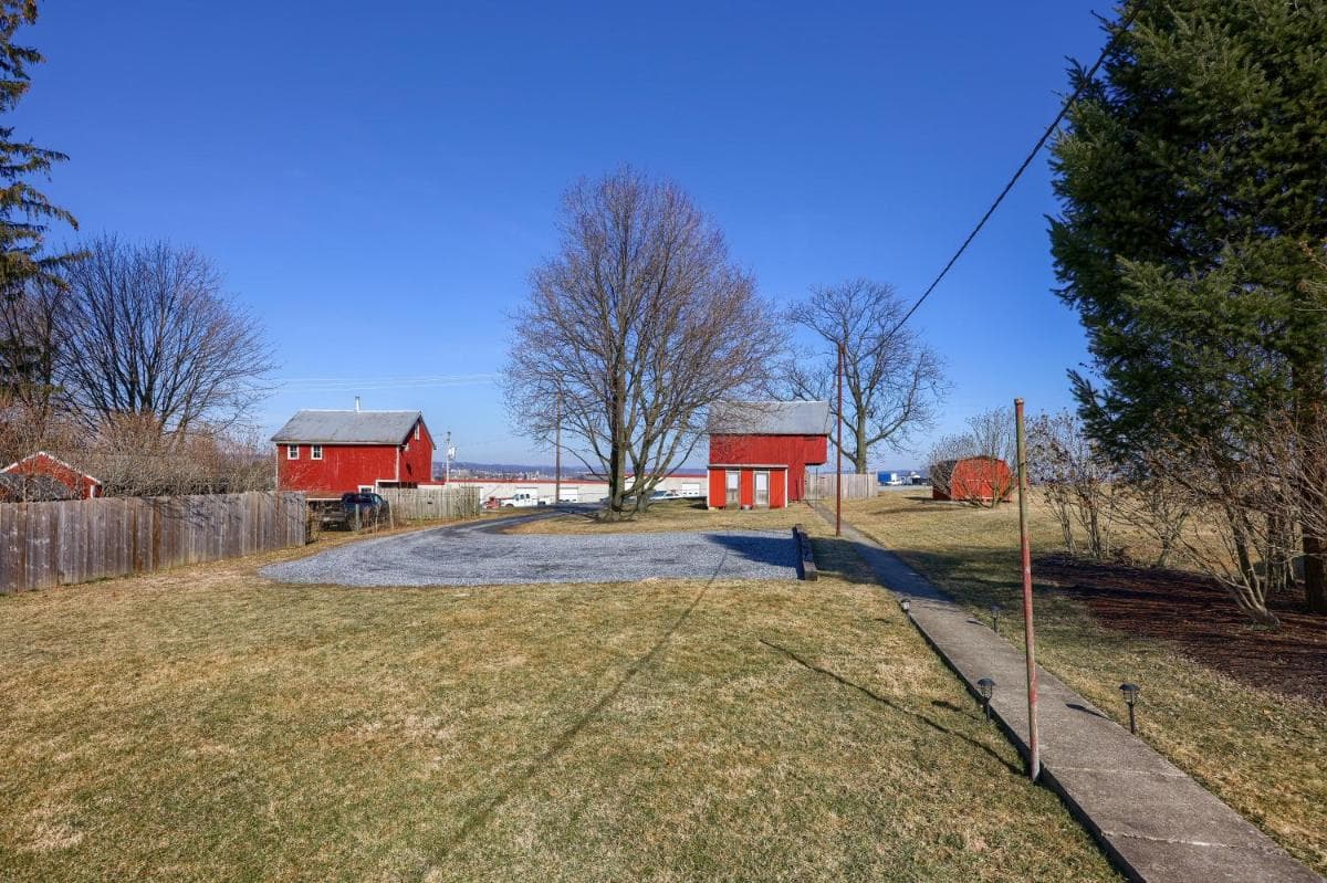 2-Bedroom House w/ Large Outdoor and Firepit!